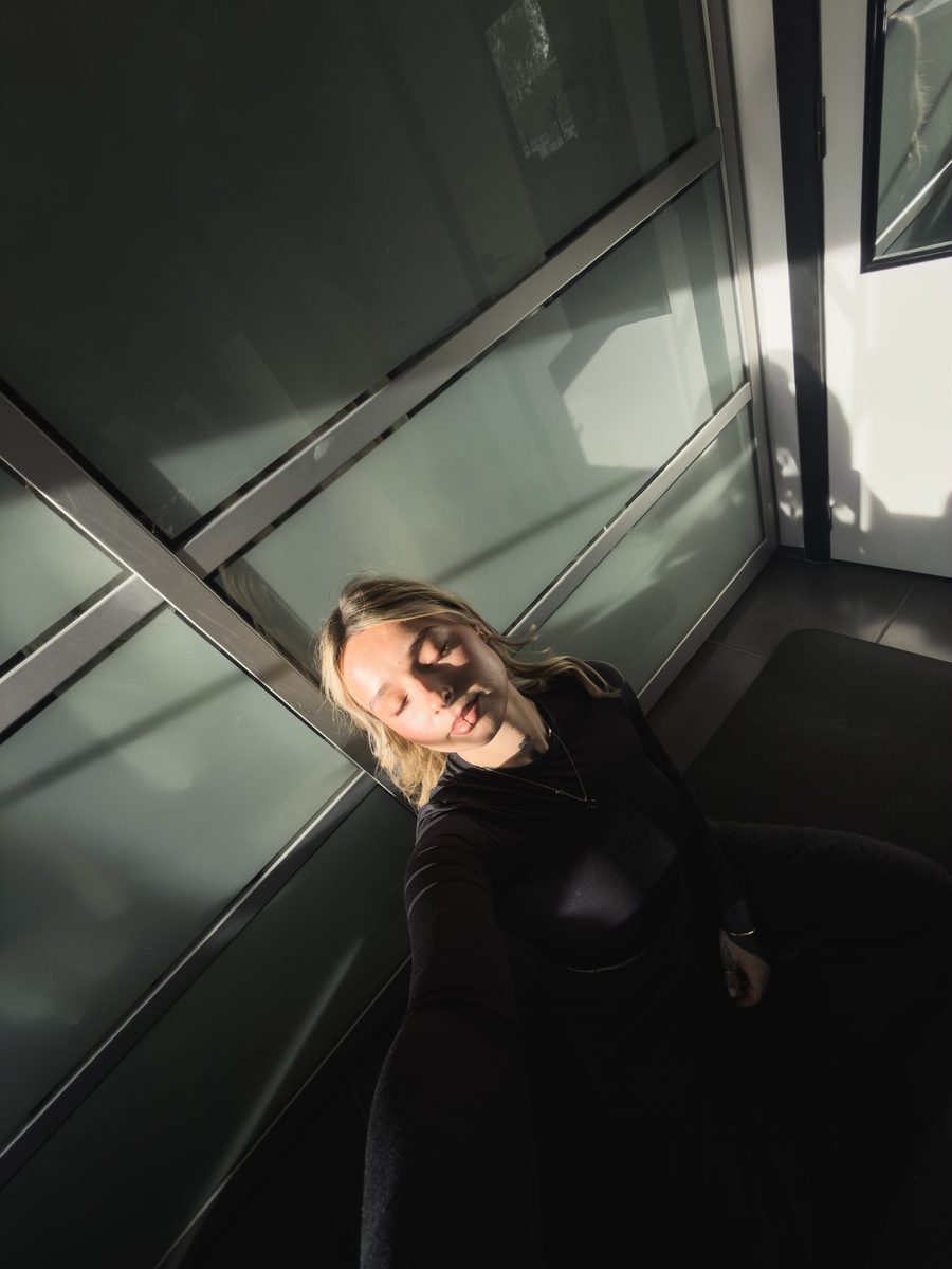Ashley met gesloten ogen in een streep zonlicht